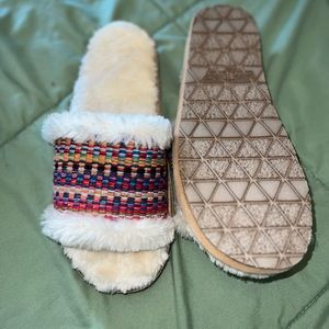 Minnetonka women’s slipper/sandal size 7 new